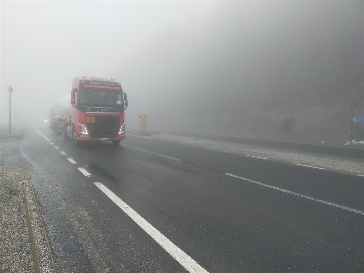 Bolu Dağı'nda yoğun sis ulaşımı olumsuz etkiliyor