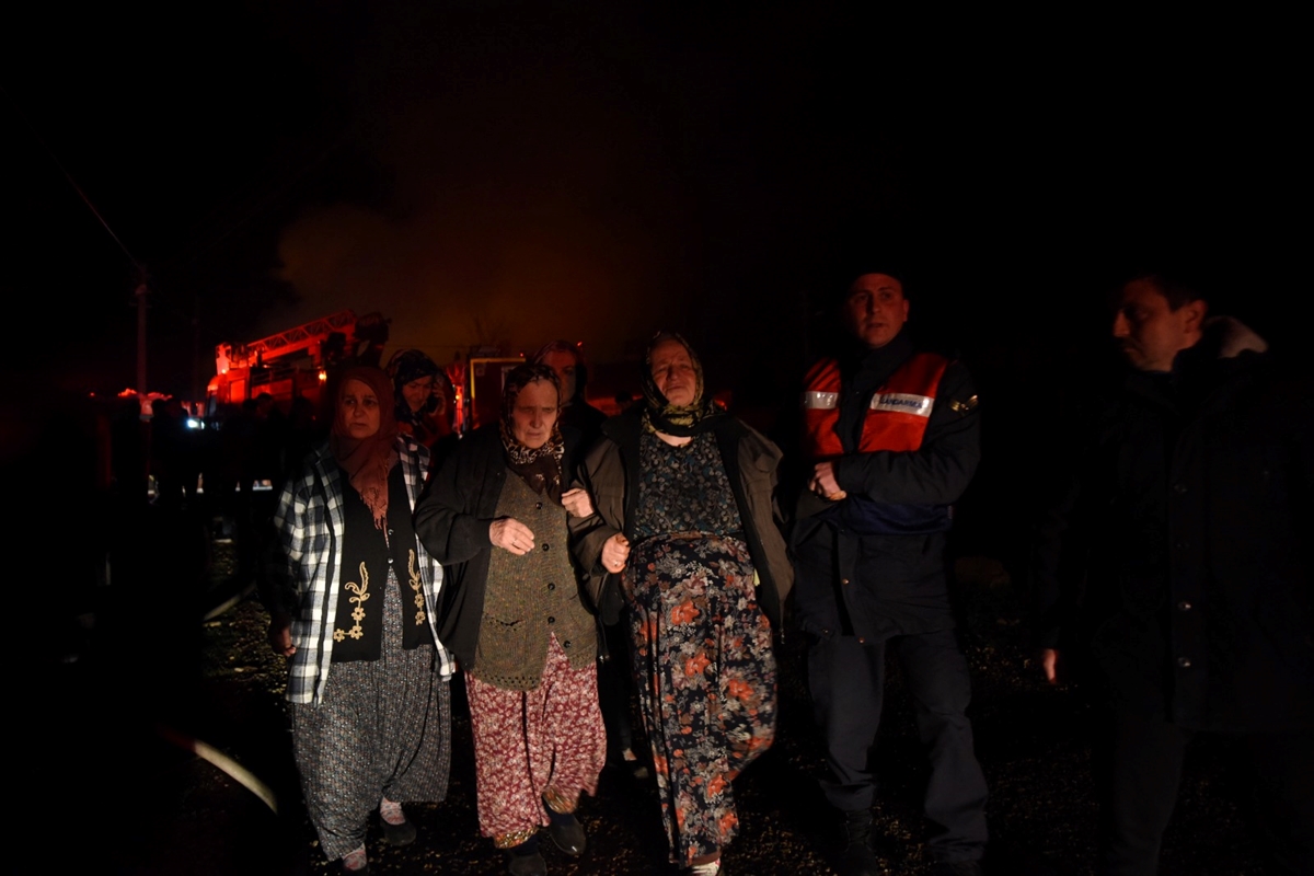 Bolu'da çıkan yangında Kıbrıs gazisinin ve komşusunun evi yandı