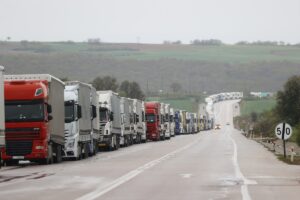 EDİRNE (AA) – Bulgaristan'ın yoğun ihracat trafiğine cevap verememesi nedeniyle