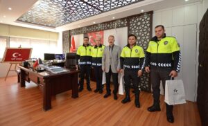 - Sürücü hakkında adli işlem de başlatan polisler ödüllendirildi