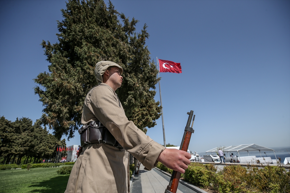 Şehitler Abidesi'nde Çanakkale Kara Savaşları'nın 107. yılı töreni düzenlendi