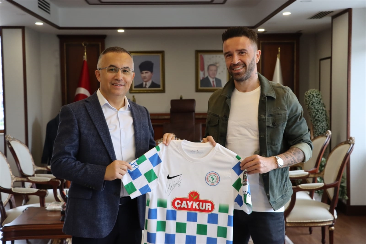 Çaykur Rizesporlu futbolcu Gökhan Gönül'den Vali Çeber'e ziyaret