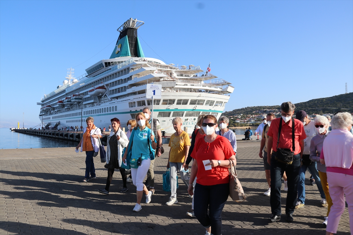 Çeşme'ye yaklaşık 3 yıl aranın ardından ilk kruvaziyer yanaştı