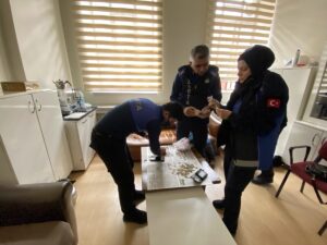 ÇORUM (AA) – Çorum'da zabıta ekiplerince yakalanan bir dilencinin üzerinde