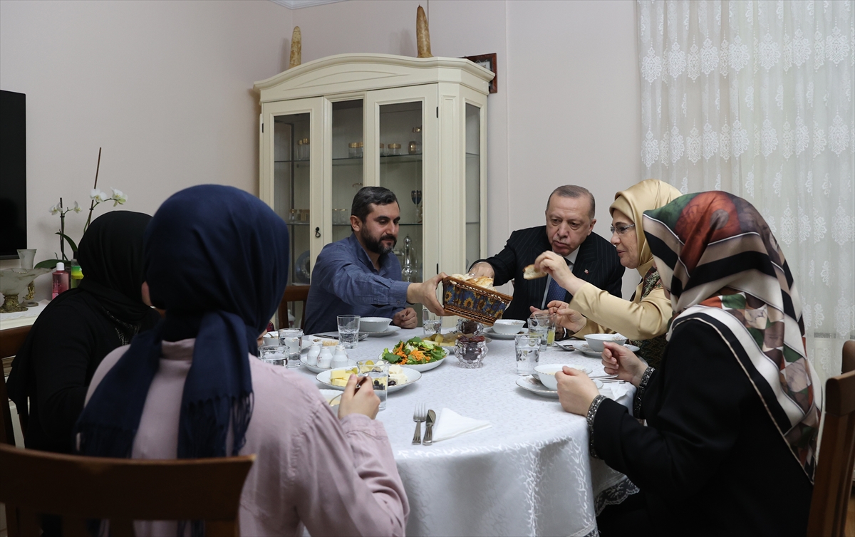 Cumhurbaşkanı Erdoğan, bir vatandaşın evinde iftar yaptı