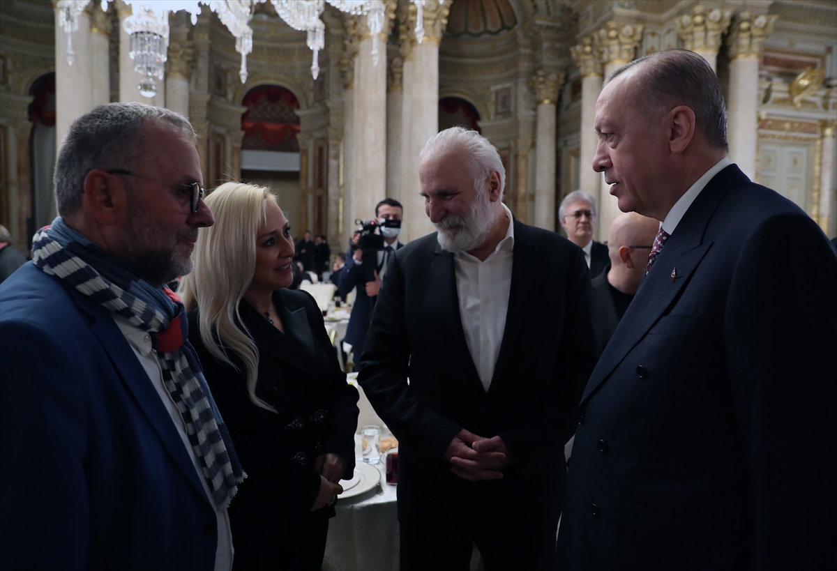 Cumhurbaşkanı Erdoğan, sanatçılarla iftarda bir araya geldi:
