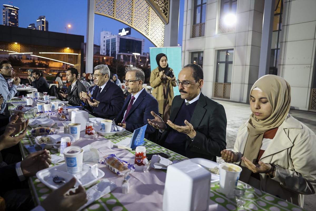 Cumhurbaşkanlığı Sözcüsü Kalın “Heybemdeki Ömür” iftar programında gençlerle buluştu: