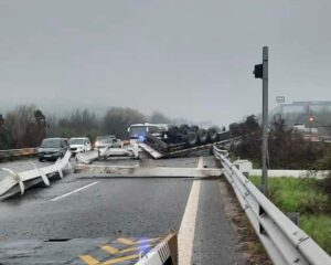 DÜZCE (AA) – Anadolu Otoyolu Düzce kesiminde, demir levha yüklü