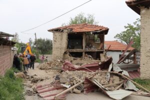 DENİZLİ (AA) – Denizli'nin Merkezefendi ilçesinde, yanındaki kerpiç evin duvarının