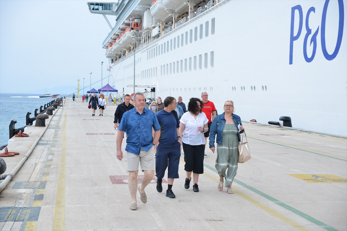 Dev kruvaziyer Azura, 2 bin 129 turistle Kuşadası'na geldi