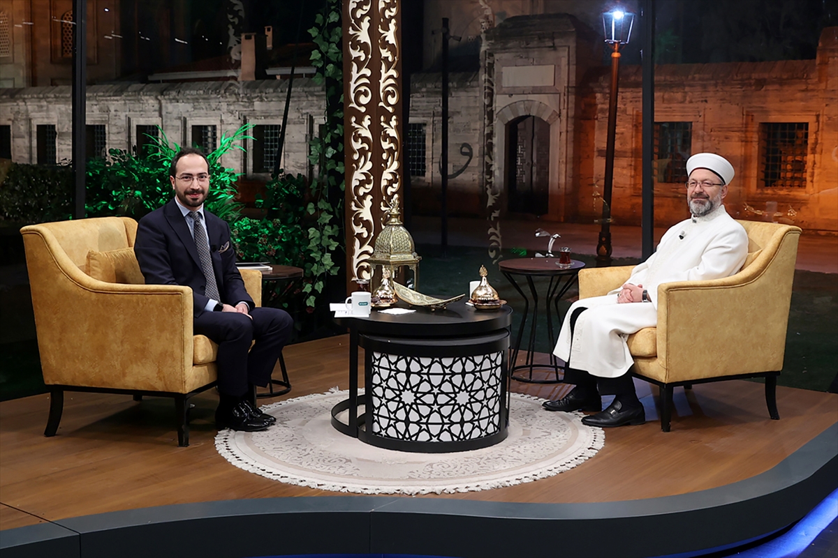Diyanet İşleri Başkanı Erbaş, ilk sahurda Diyanet TV'nin programında konuştu: