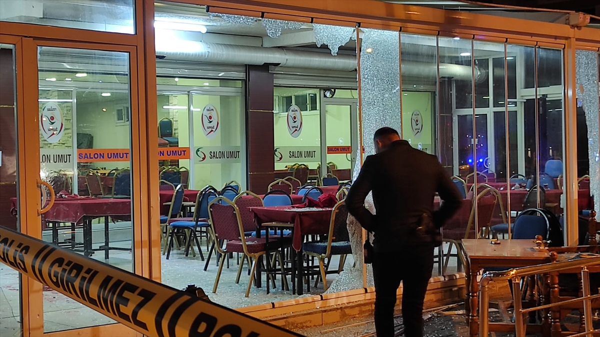 Diyarbakır'da kahvehaneye düzenlenen silahlı saldırıda 1'i ağır 3 kişi yaralandı