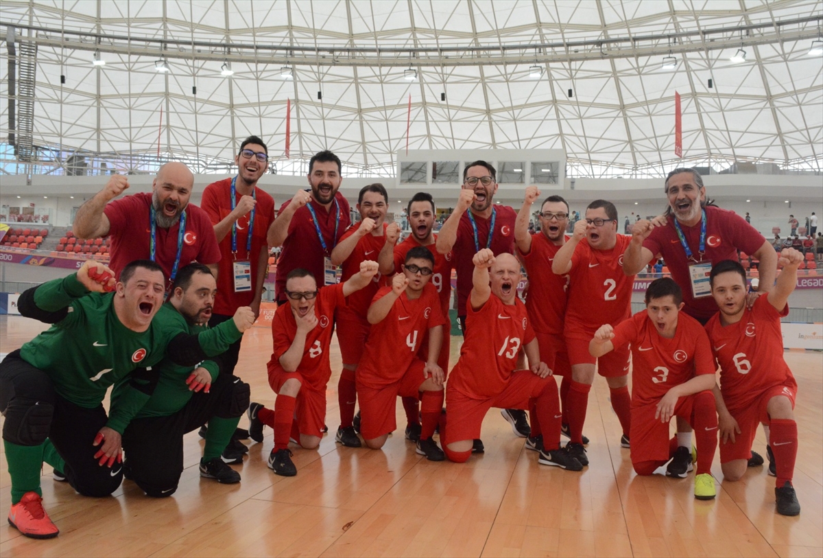 Down Sendromlular Futsal Milli Takımı kupaları Cumhurbaşkanı Erdoğan'a götürecek