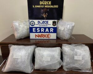 DÜZCE (AA) – Düzce'de otomobilde 7 kilo 420 gram esrar