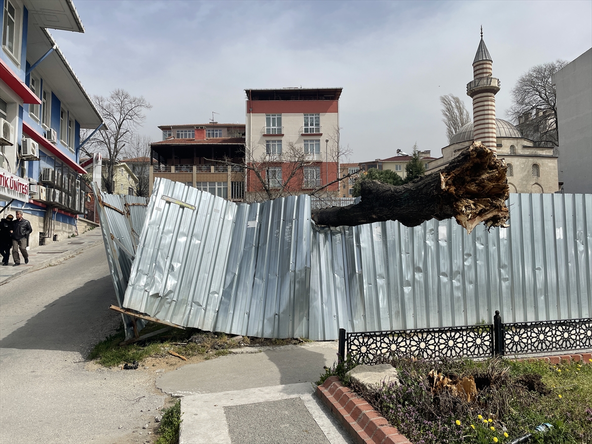 Edirne'de evinin üzerine başka binanın çatısı düşmesi nedeniyle bir kişi yaralandı