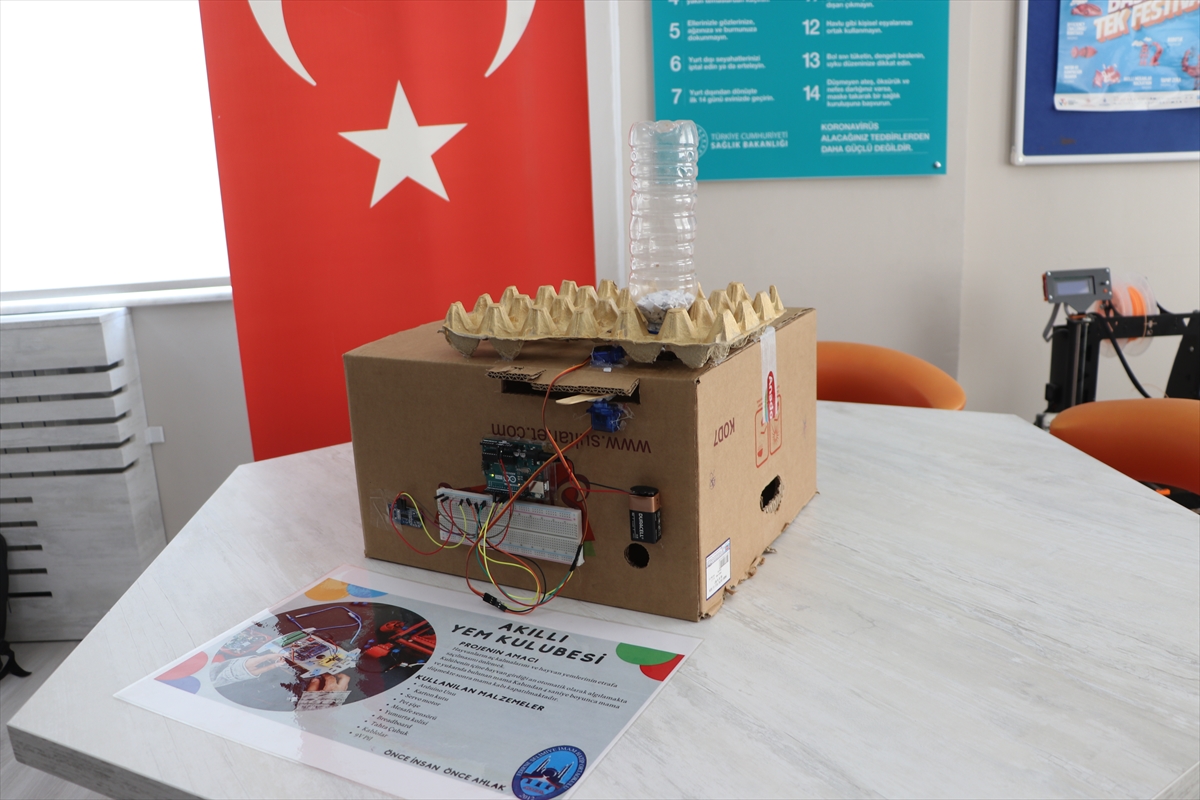 Edirne'de öğrenciler atık malzemelerden “akıllı yem kulübesi” tasarladı