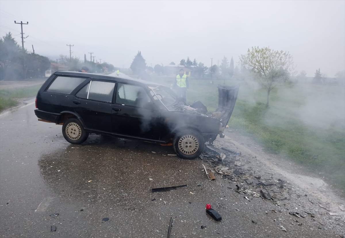 Edirne'de otomobiller çarpıştı, 1 kişi öldü, 1 kişi yaralandı