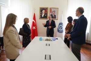 İZMİR (AA) – Ege Üniversitesi (EÜ) Eczacılık Fakültesinde görevli akademisyenler,