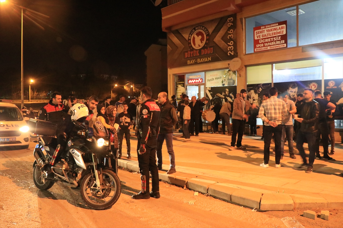 ELAZIĞ (AA) – Elazığ'da bir grup genç, kavga ihbarıyla çağırdıkları