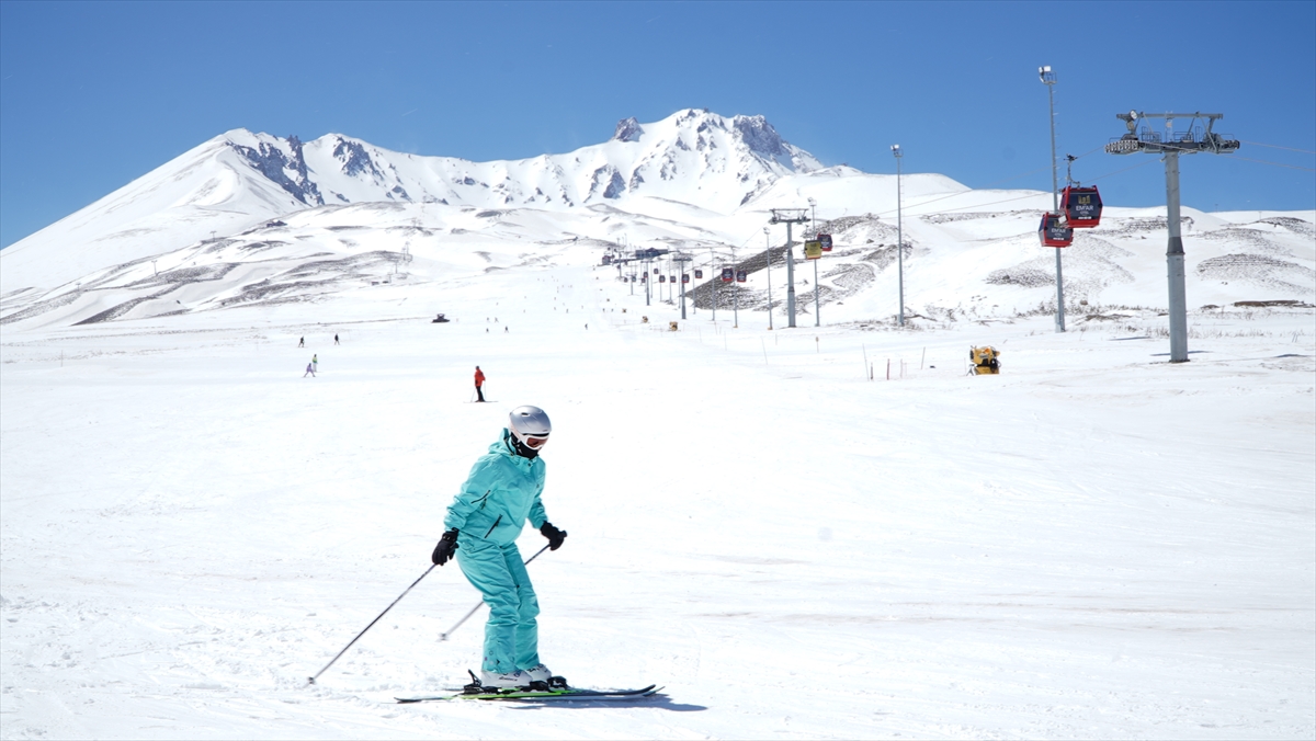 KAYSERİ (AA) – İç Anadolu'nun en yüksek dağı Erciyes'teki kayak