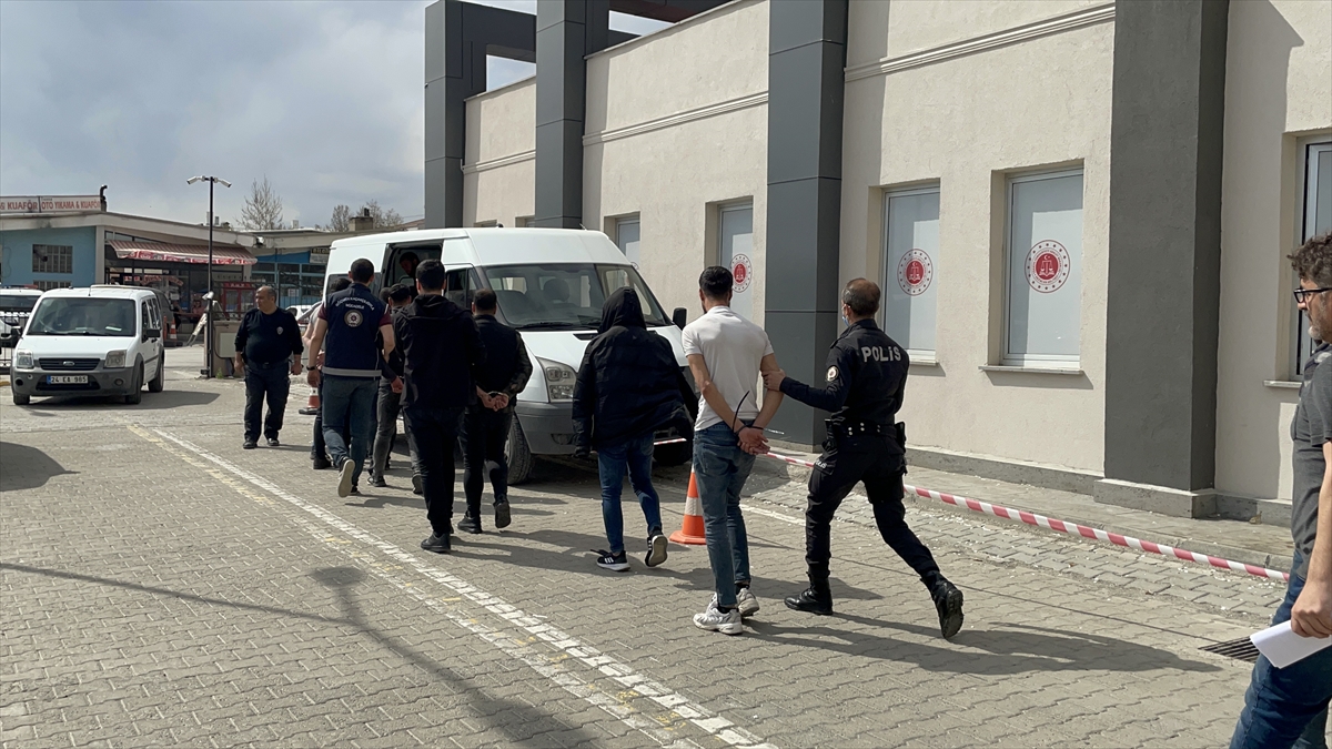 Erzincan'da göçmen kaçakçılığı yaptıkları iddiasıyla 7 zanlı tutuklandı