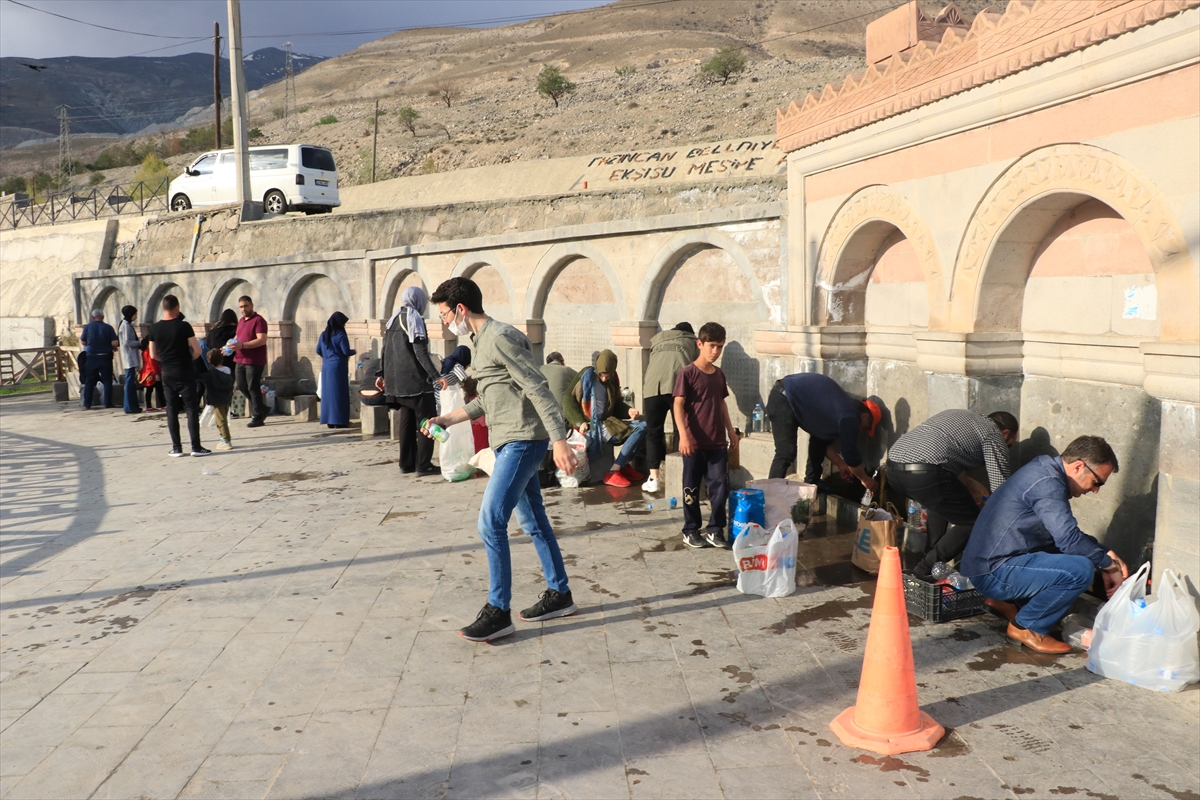 Erzincanlılar oruçlarını belediyeye ait çeşmelerden akan maden suyu ile açıyor