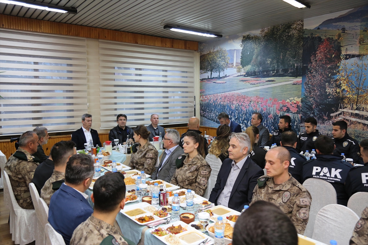 Erzurum Valisi Okay Memiş, polislerle iftar programına katıldı: