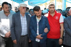 ERZURUM (AA) – Erzurum'un Olur ilçesinde çarpışan 2 otomobilin çaya