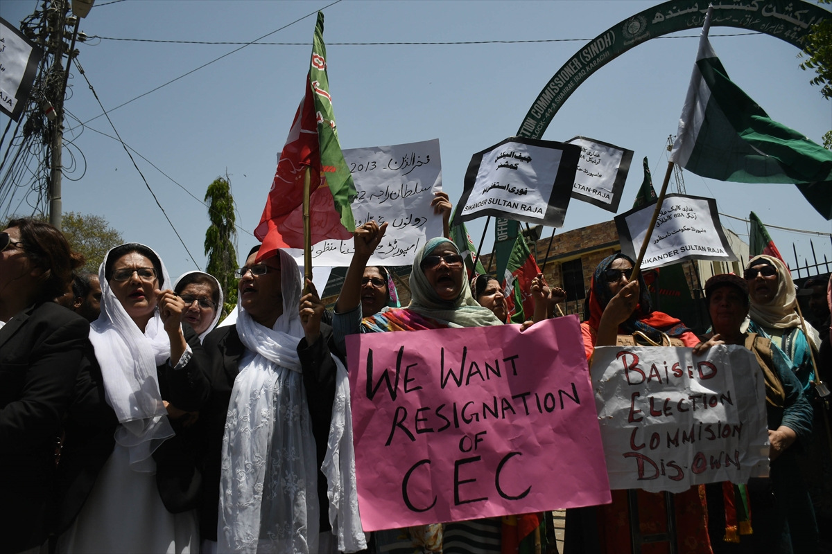 Eski Pakistan Başbakanı Han'ın partisinden Seçim Komisyonu protestosu