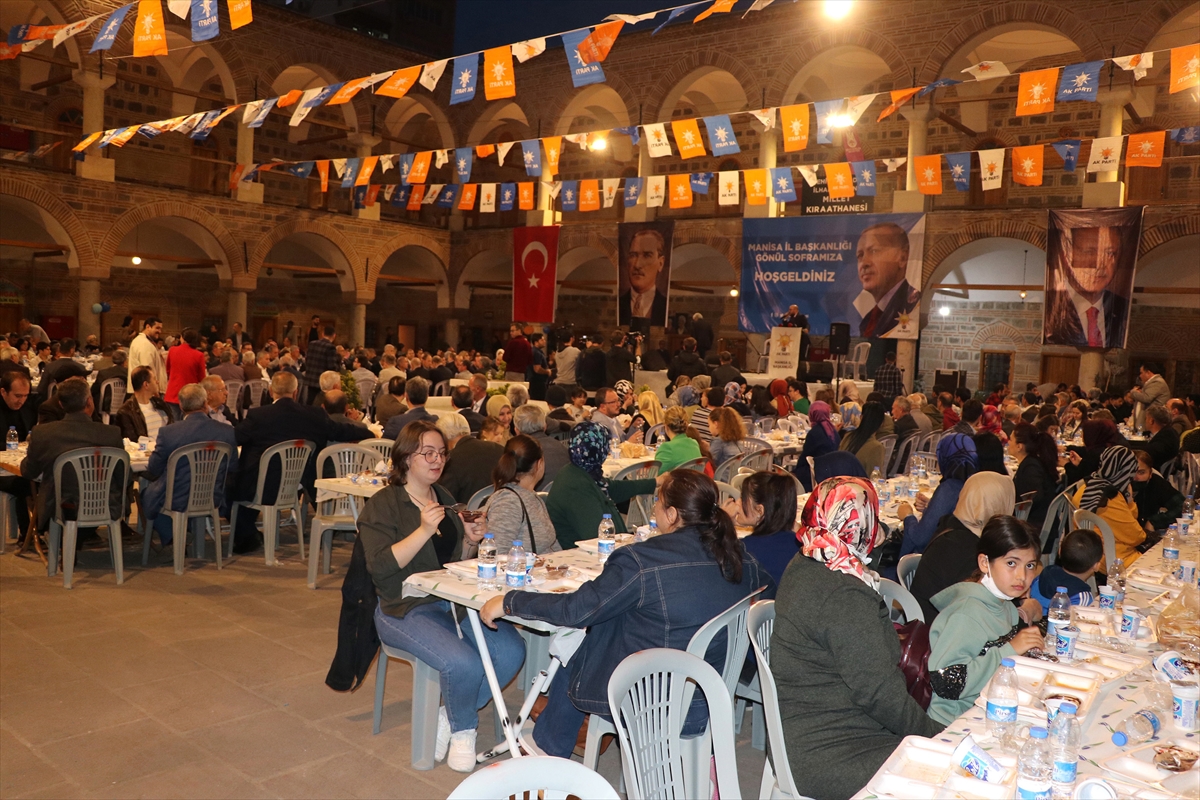 Eski TBMM Başkanı Arınç, Manisa'da AK Parti İl Başkanlığının iftar programına katıldı