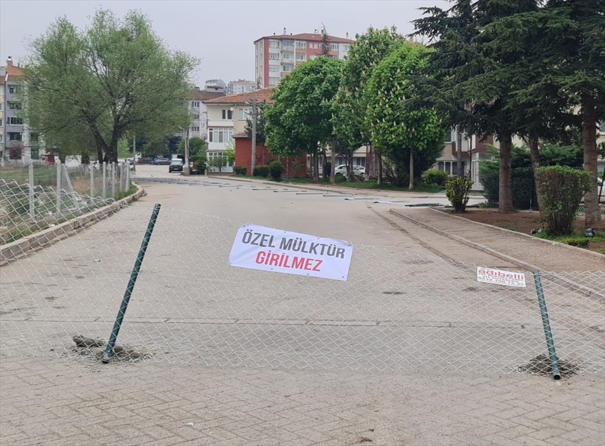 Eskişehir'de belediyeye tepki için yola çekilen tel örgü tahrip edildi