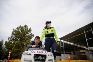 ESKİŞEHİR (AA) – Eskişehir'de, Ahmet Hamdi Bayraktar İlkokulundan 70 öğrenci,