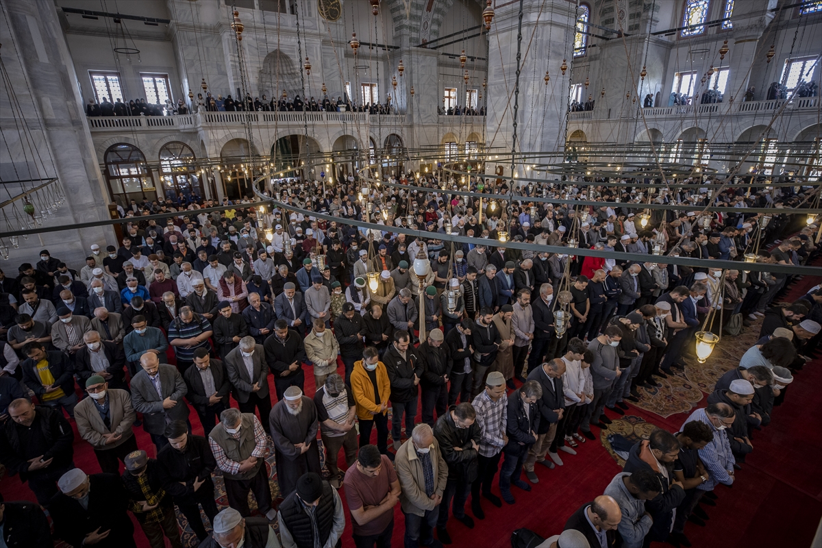 İstanbul'daki camilerde ramazanın son cuması kılındı
