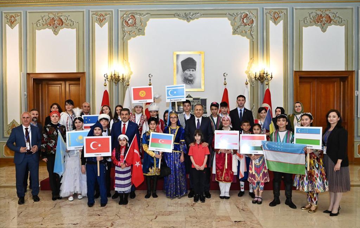 Festival için Türkiye'ye gelen çocuklar İstanbul Valisi Yerlikaya'yı ziyaret etti