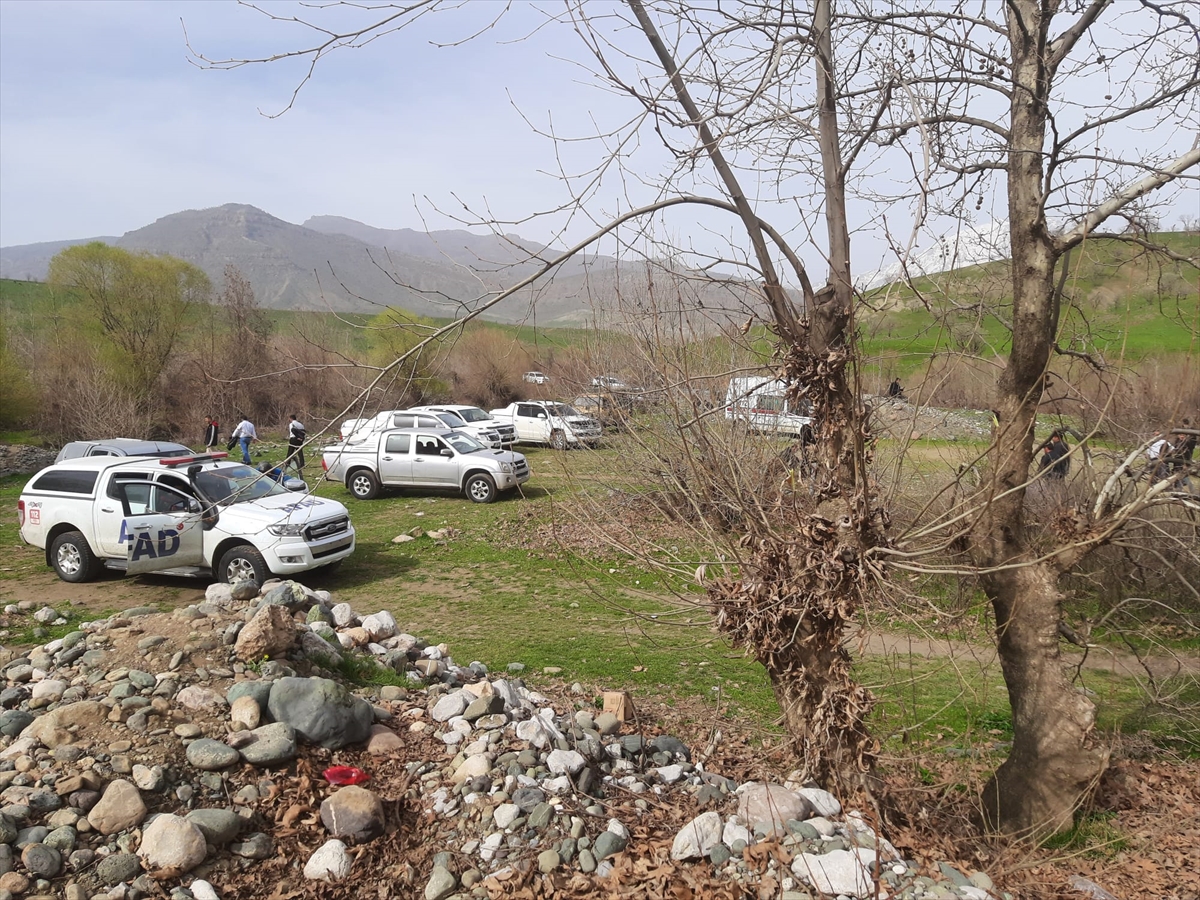 Hakkari'de bir asker düştüğü Hacıbey Çayı'nda kayboldu