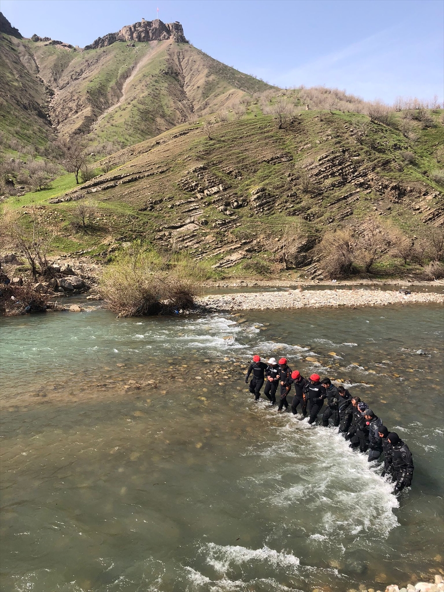 Hakkari'de Hacıbey Çayı'na düşen asker için arama çalışmaları sürüyor