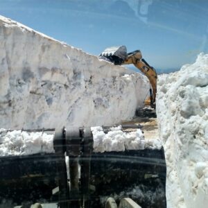 HAKKARİ (AA) – Hakkari'nin Yüksekova ilçesinde karla mücadele ekipleri, kalınlığı