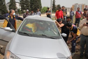 - Yaralanan otomobil sürücüsüne ilk müdahale, kaza yapan ambulanstaki sağlık