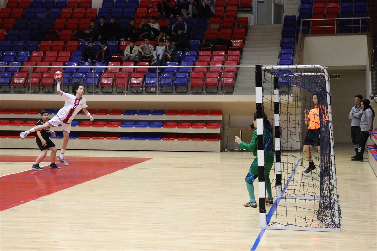Hentbol Küçük Erkekler Türkiye Şampiyonası Karabük'te başladı