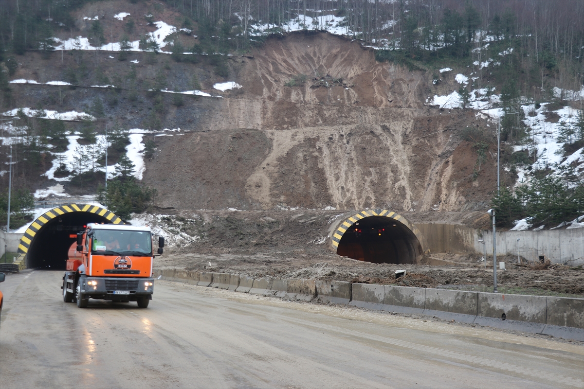 Heyelan sonrası Bolu Dağı Tüneli'nde yol açma çalışmaları sürüyor