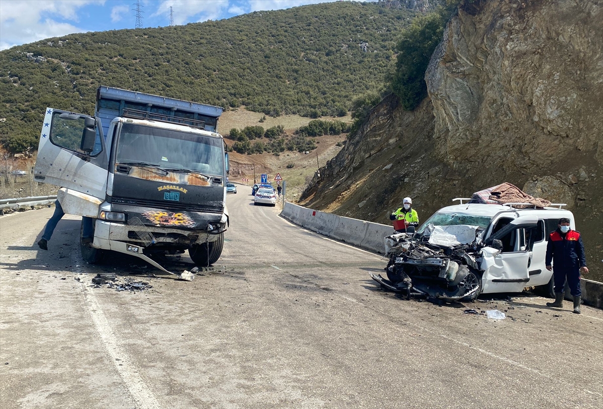 Isparta'da kamyon ile hafif ticari aracın çarpıştığı kazada 1 kişi öldü