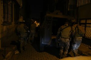 İSTANBUL (AA) – İstanbul'da polis ekipleri, çok sayıda adrese sabaha