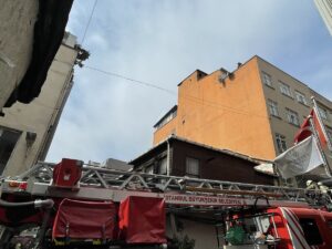 İSTANBUL (AA) – Şişli'de pansiyonun en üst katında çıkan yangın