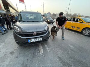 İSTANBUL (AA) – İstanbul'da, "Yeditepe Huzur" asayiş uygulaması kapsamında araçlarda