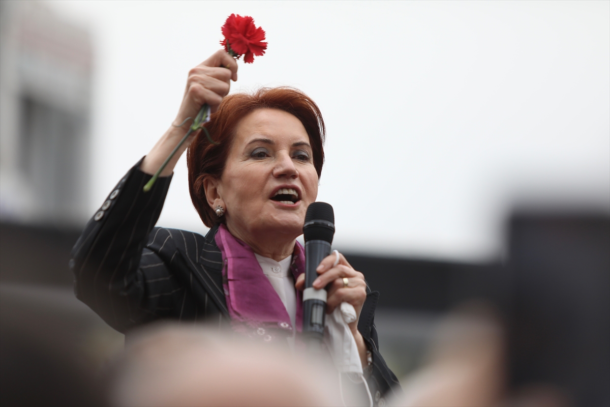 İYİ Parti Genel Başkanı Meral Akşener, İzmir'de esnafı ziyaret etti