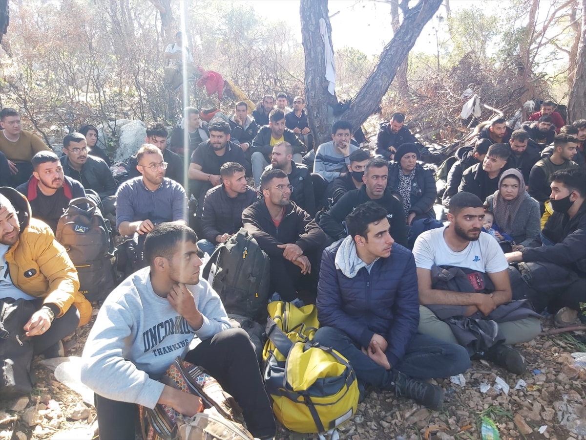 İzmir'de 12 göçmen kaçakçısı ile 89 düzensiz göçmen yakalandı