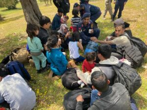 - Göçmen kaçakçıları tarafından koyda terk edildiklerini öne süren düzensiz