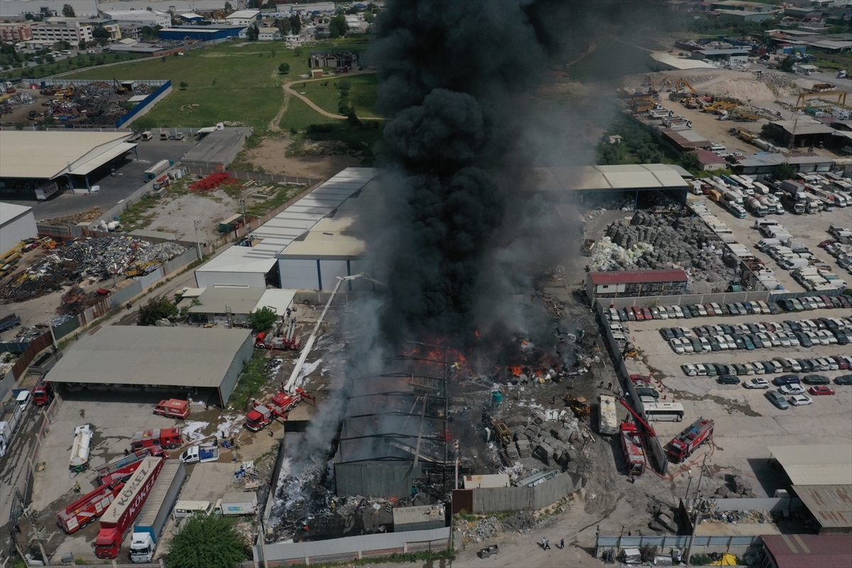 GÜNCELLEME 2 – İzmir'de geri dönüşüm tesisinde çıkan yangın söndürüldü