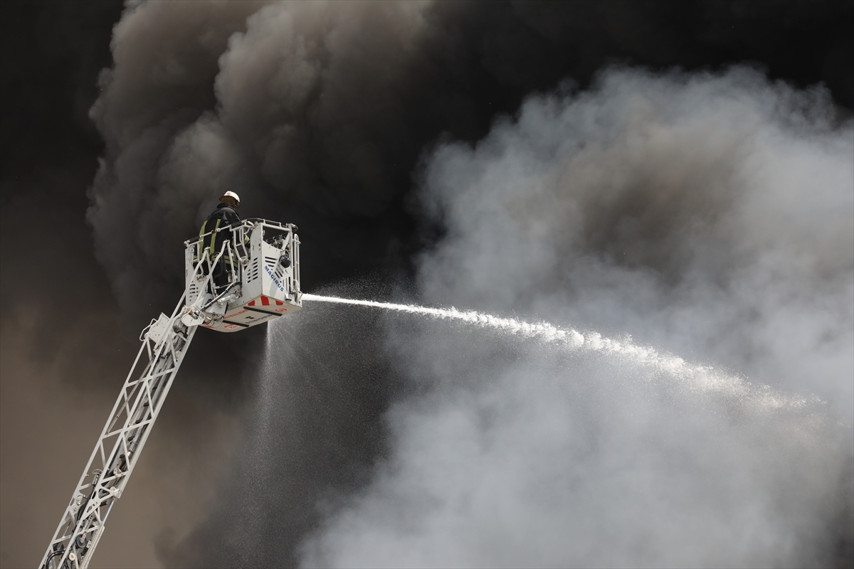 GÜNCELLEME – İzmir'de geri dönüşüm tesisinde yangın çıktı