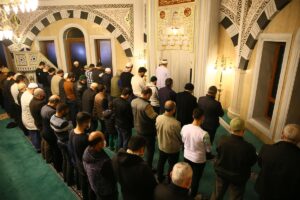 İZMİR (AA) – İzmir'de vatandaşlar, ramazanın ilk teravih namazını eda